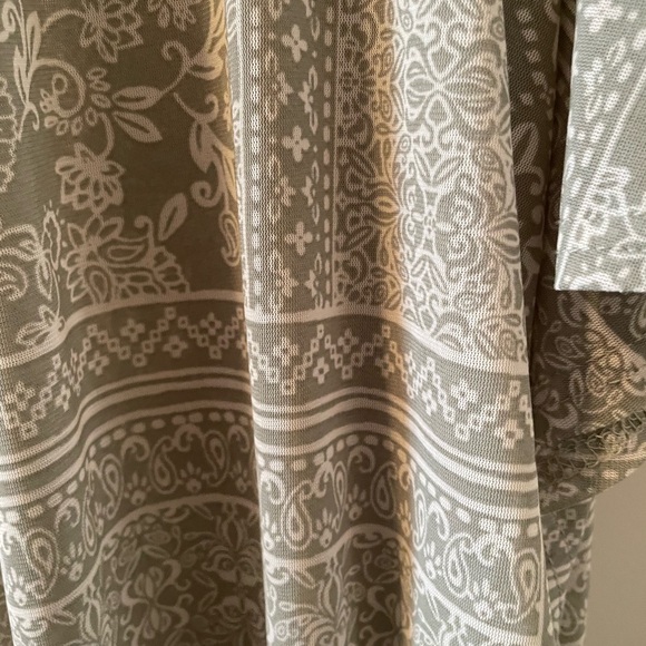 Beautiful and fun cardigan style wrap - Picture 3 of 5